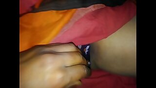मां समान पवित्र औरत की चूत देखीं