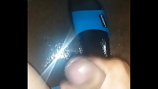 Batendo uma e gozando no ch&atilde_o