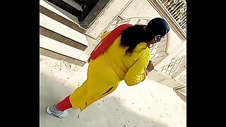सड़क पर भाभी के  मोटे मोटे