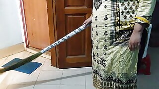 Neighbor fucks Tamil hot aunty while sweeping the house - Indian Sex