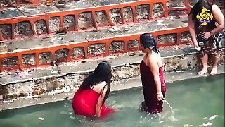 INDIAN WOMEN SHOW HER BUMB AND BRA IN RIVER